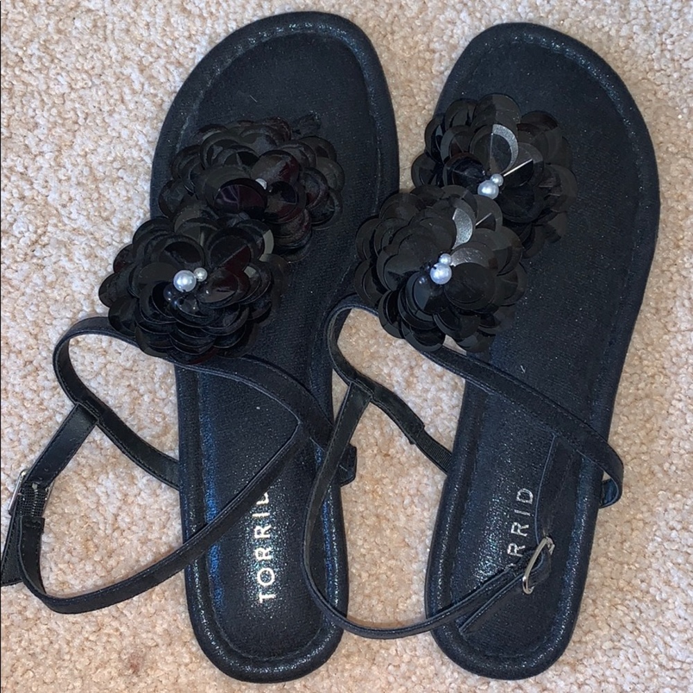 gently used black sandles